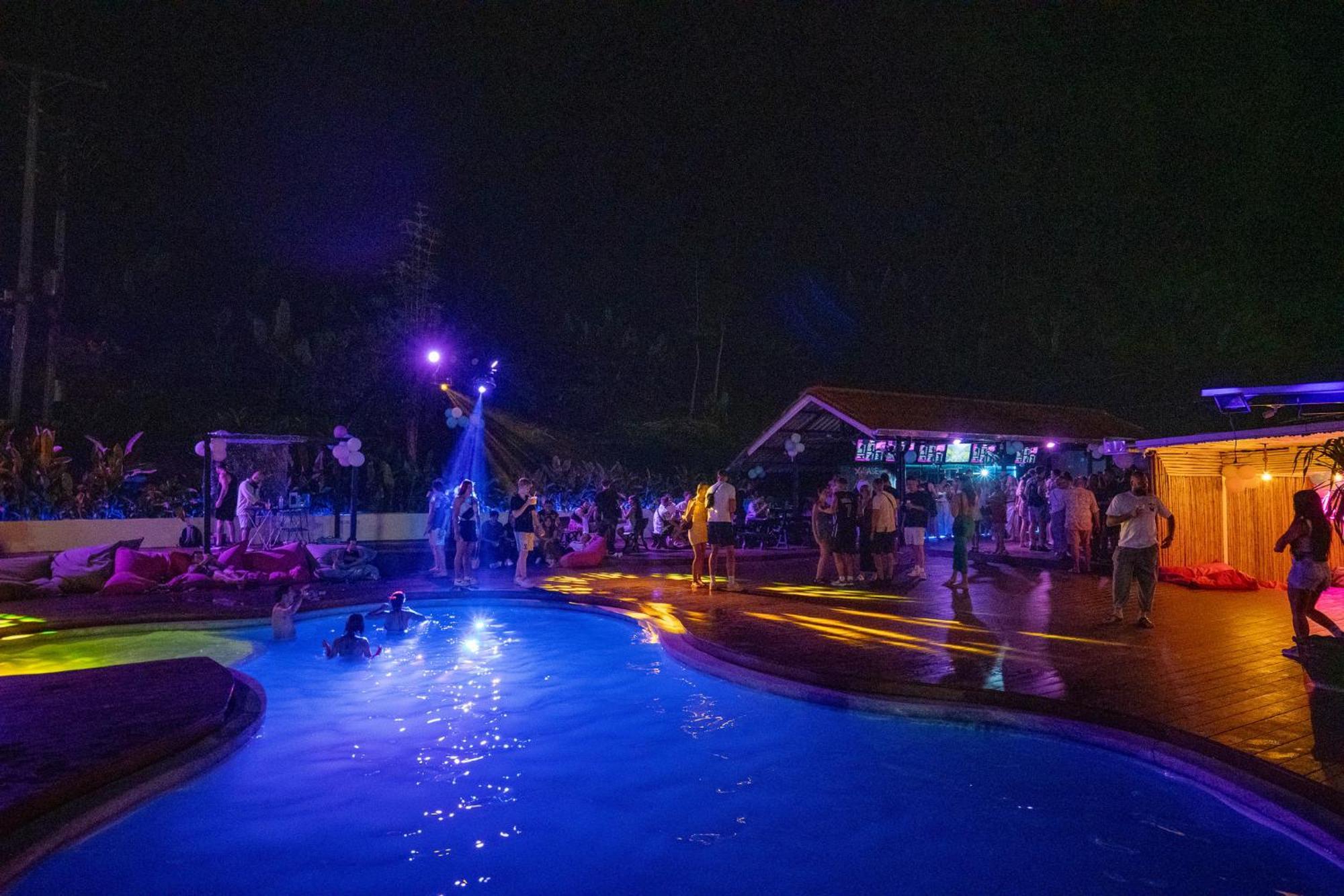 Base Party Hostel Ao Nang Εξωτερικό φωτογραφία