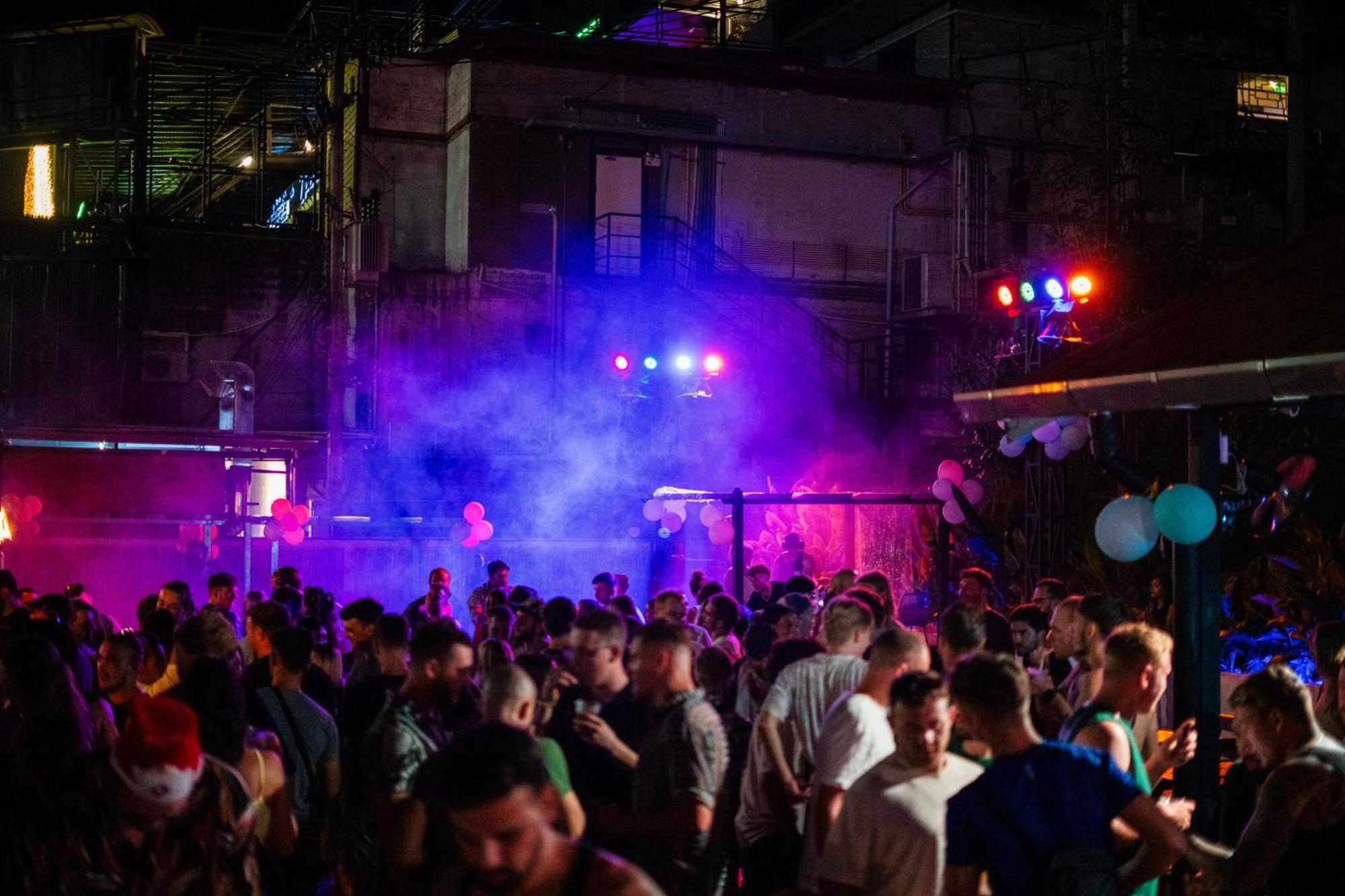 Base Party Hostel Ao Nang Εξωτερικό φωτογραφία