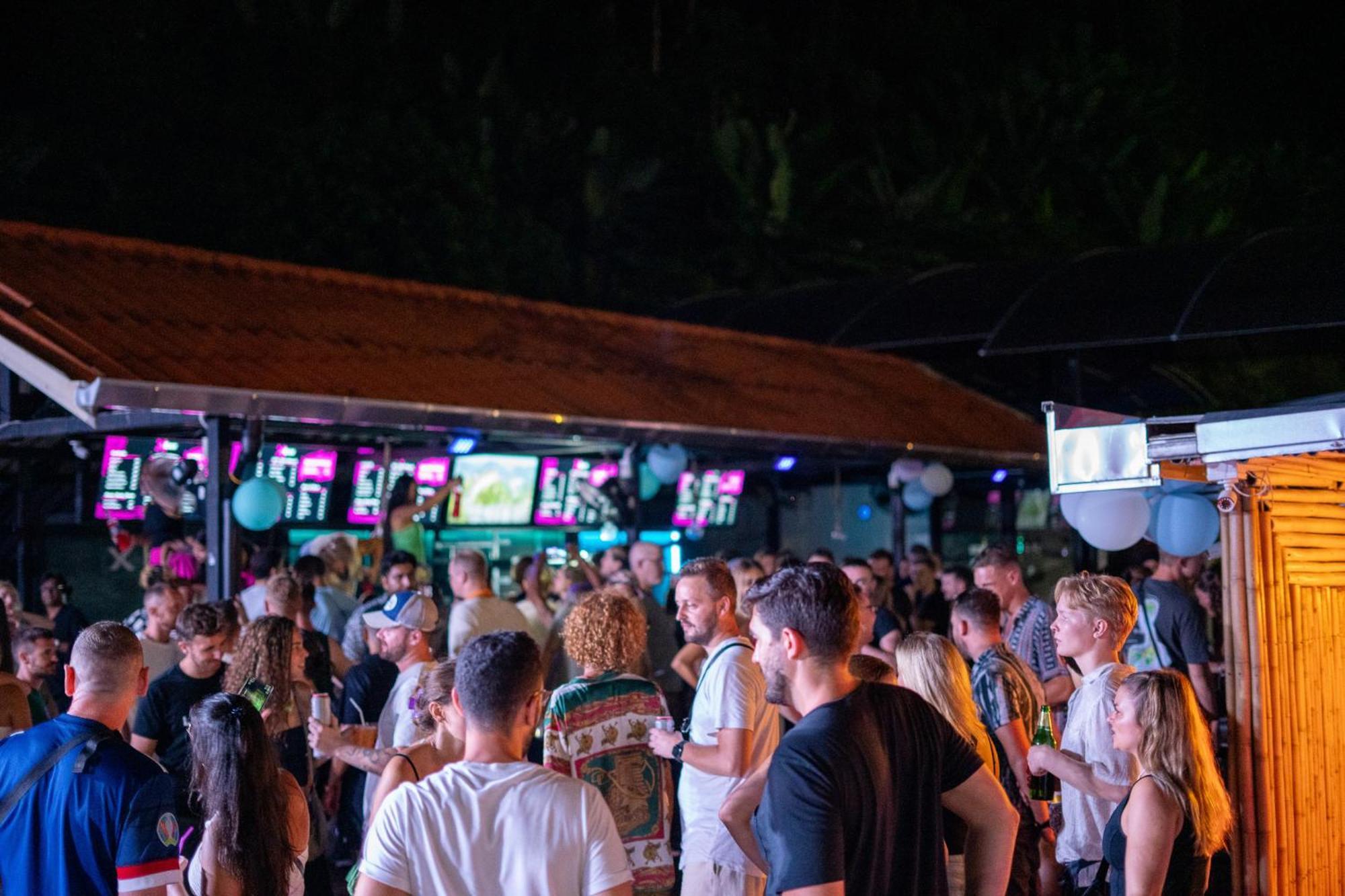 Base Party Hostel Ao Nang Εξωτερικό φωτογραφία