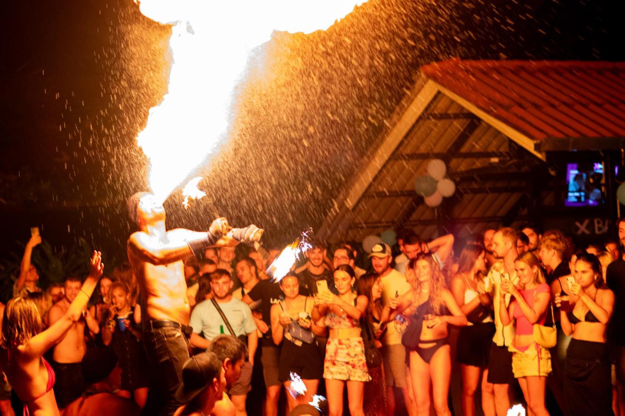 Base Party Hostel Ao Nang Εξωτερικό φωτογραφία