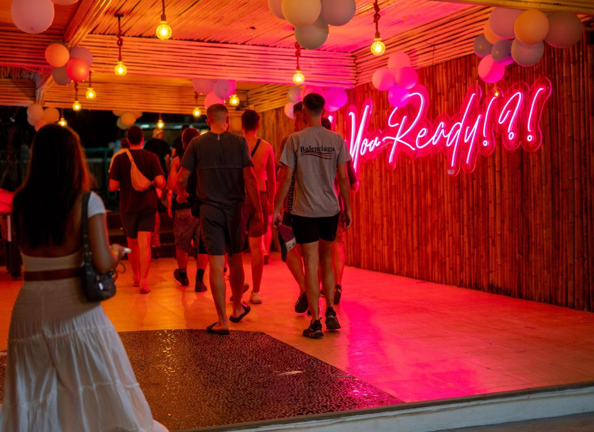 Base Party Hostel Ao Nang Εξωτερικό φωτογραφία