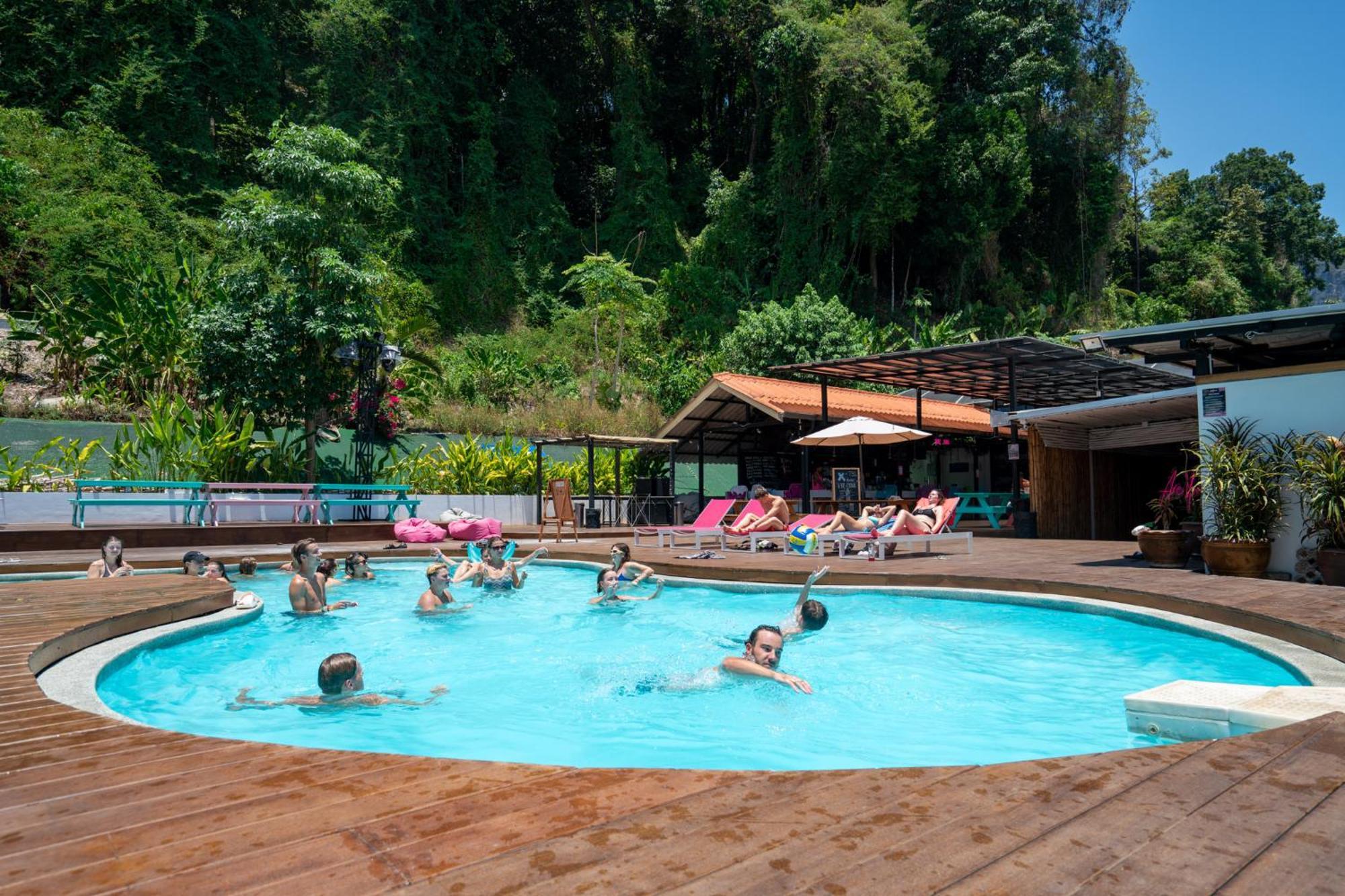 Base Party Hostel Ao Nang Εξωτερικό φωτογραφία