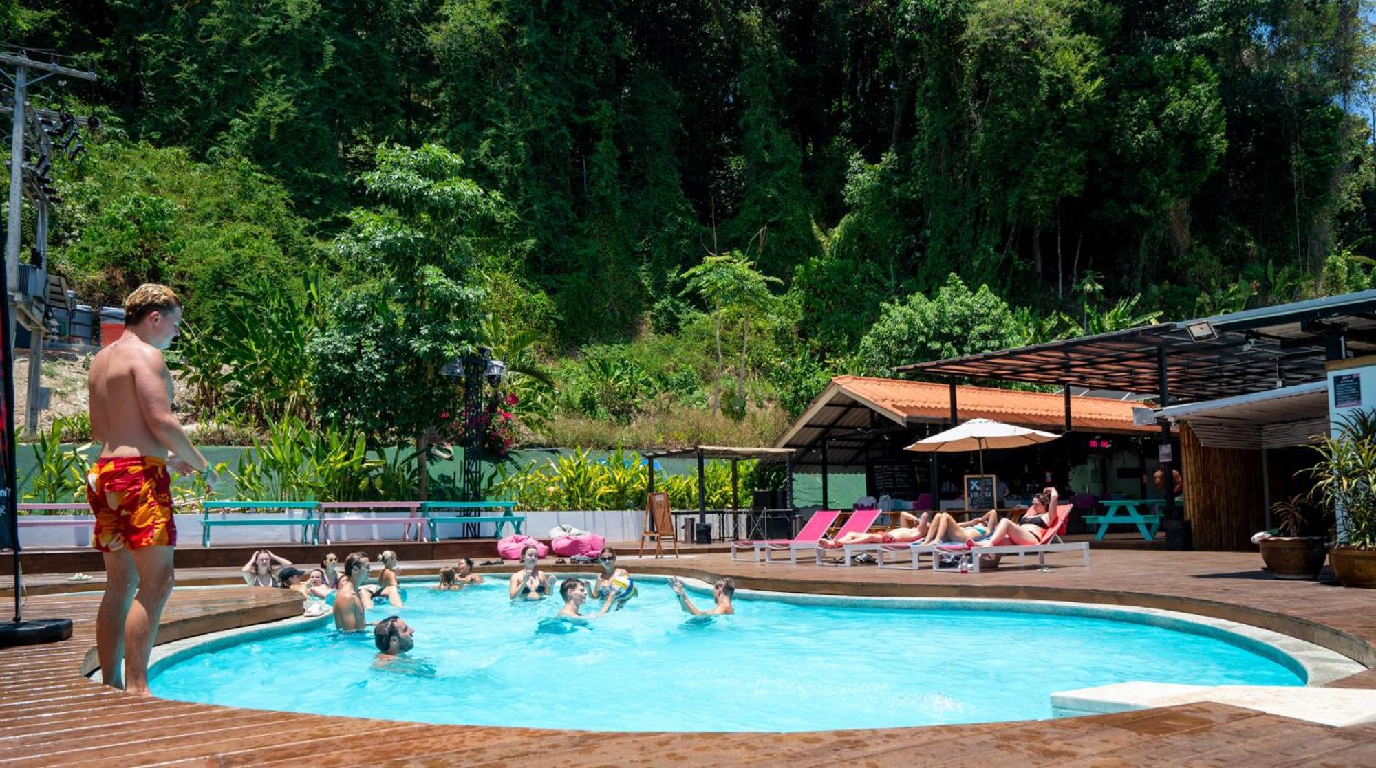 Base Party Hostel Ao Nang Εξωτερικό φωτογραφία