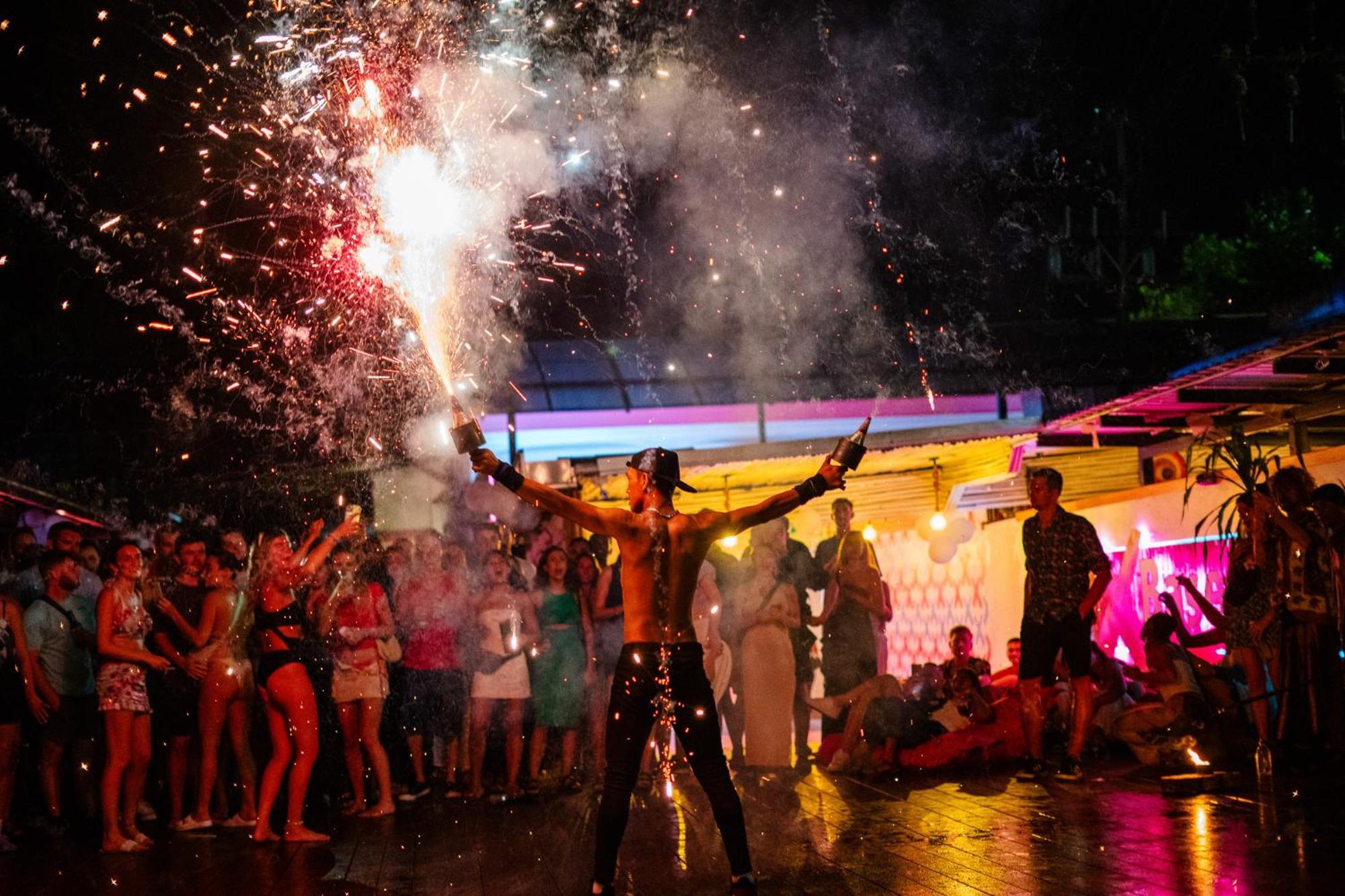 Base Party Hostel Ao Nang Εξωτερικό φωτογραφία